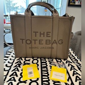 Marc Jacobs The Leather Tote (color : cement) in like new condition